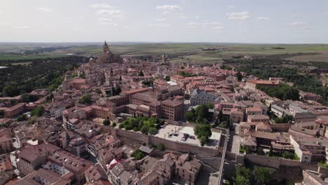Luftaufnahme-Der-Stadtlandschaft-Von-Segovia-Mit-Dem-Berühmten-Aquädukt-Und-Der-Kathedrale