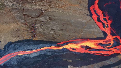 textura de lava que fluye, erupción volcánica en fagradalsfjall, islandia - toma aérea de drones