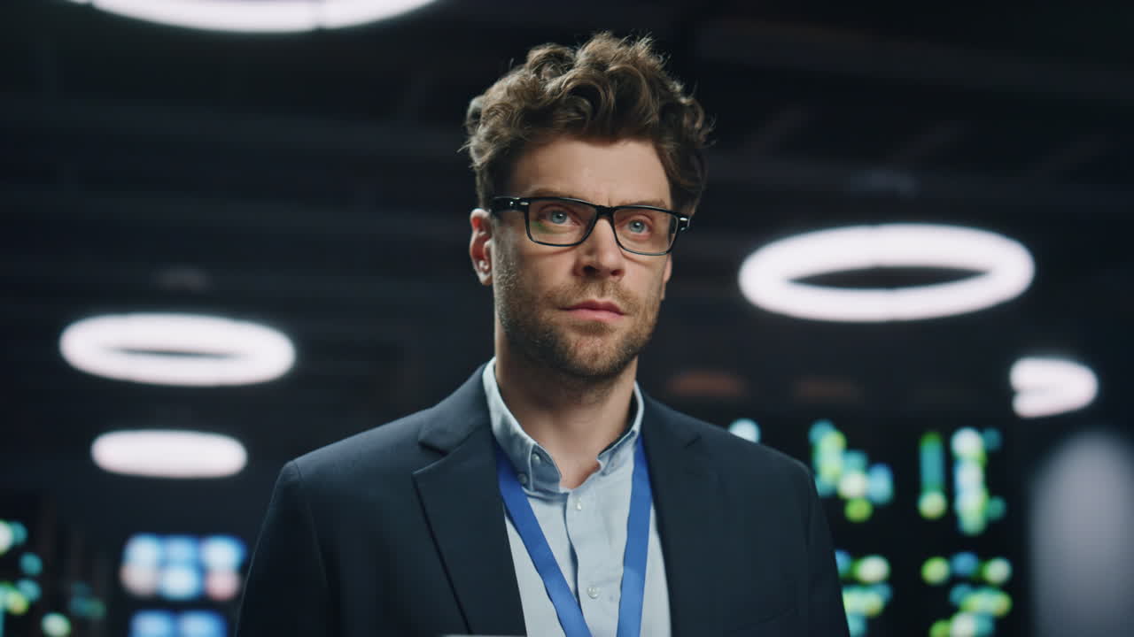 ingeniero de centro de datos trabajando en una computadora tablet mirando de cerca la distancia.