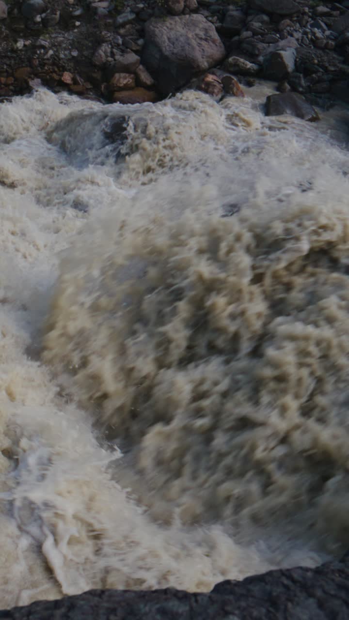 Rapide turbolente che scendono impetuosamente lungo un fiume di montagna roccioso