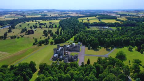 Unglaubliche-Luftaufnahme-Einer-Britischen-Burg,-Floors-Castle,-Schottland,-Großbritannien