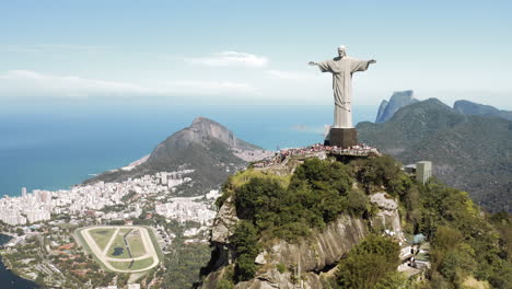 acercándose a la monumental estatua del cristo redentor en el cerro corcovado en río de janeiro