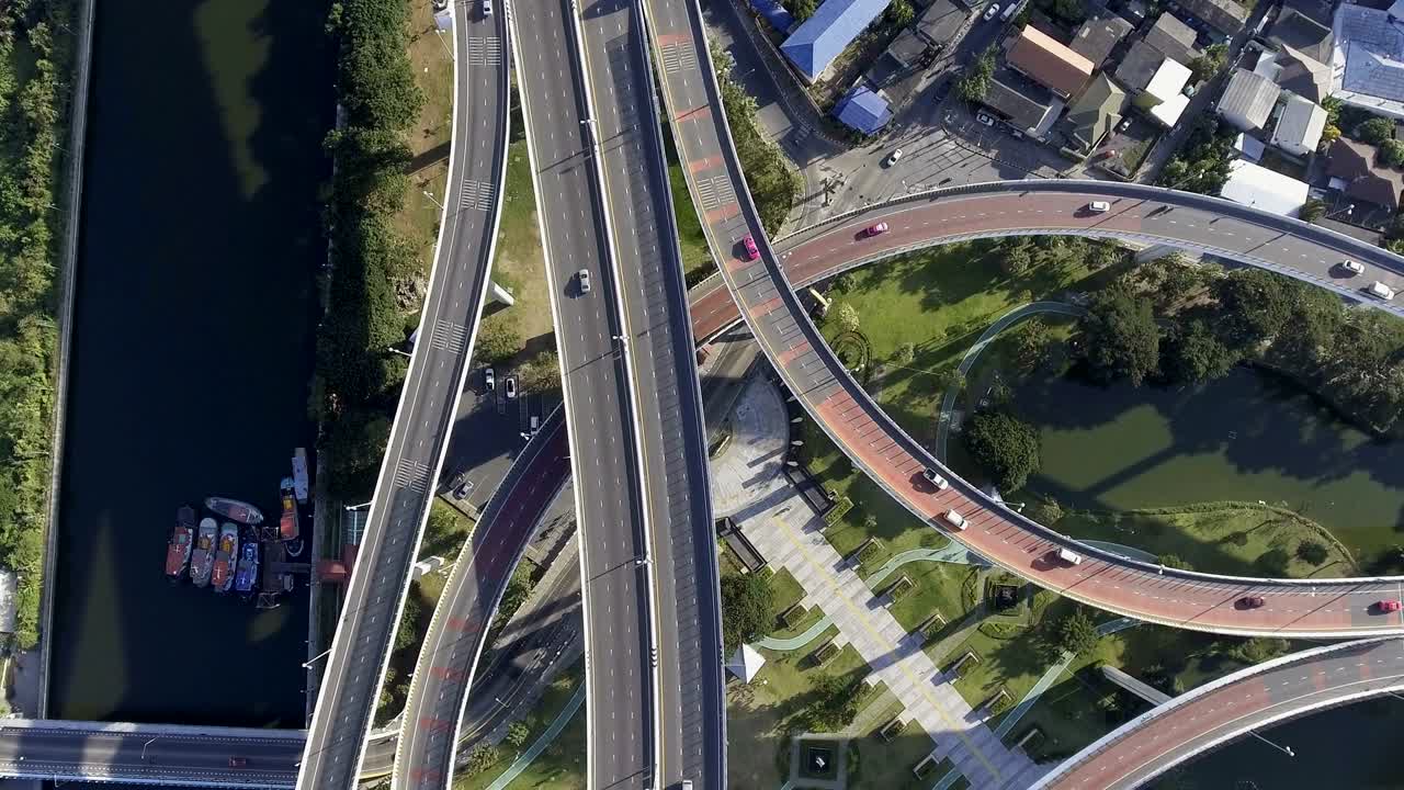 오후 에 찍은 방 의 비는 고속도로 의 공중 사진