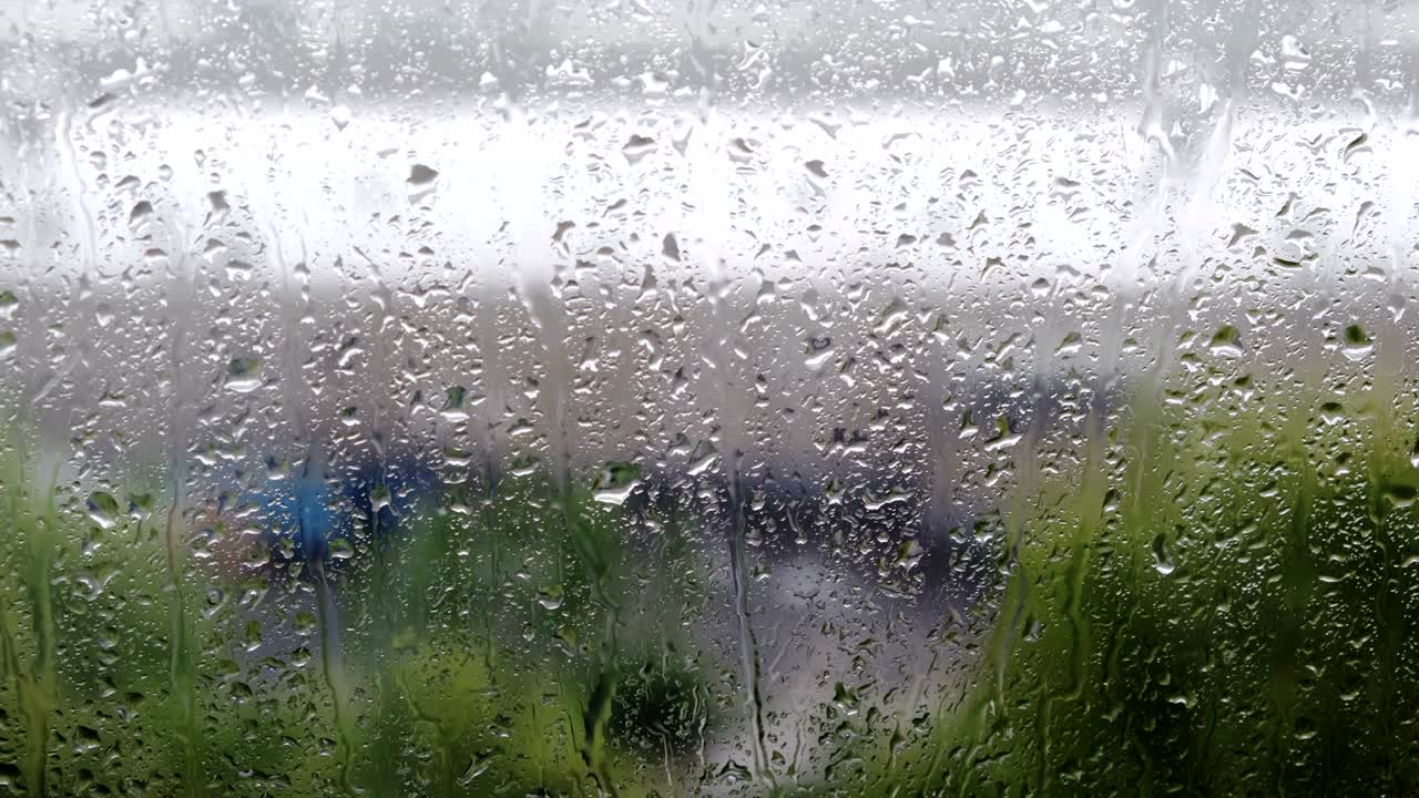 ventana de vidrio de video clip con gotas de lluvia