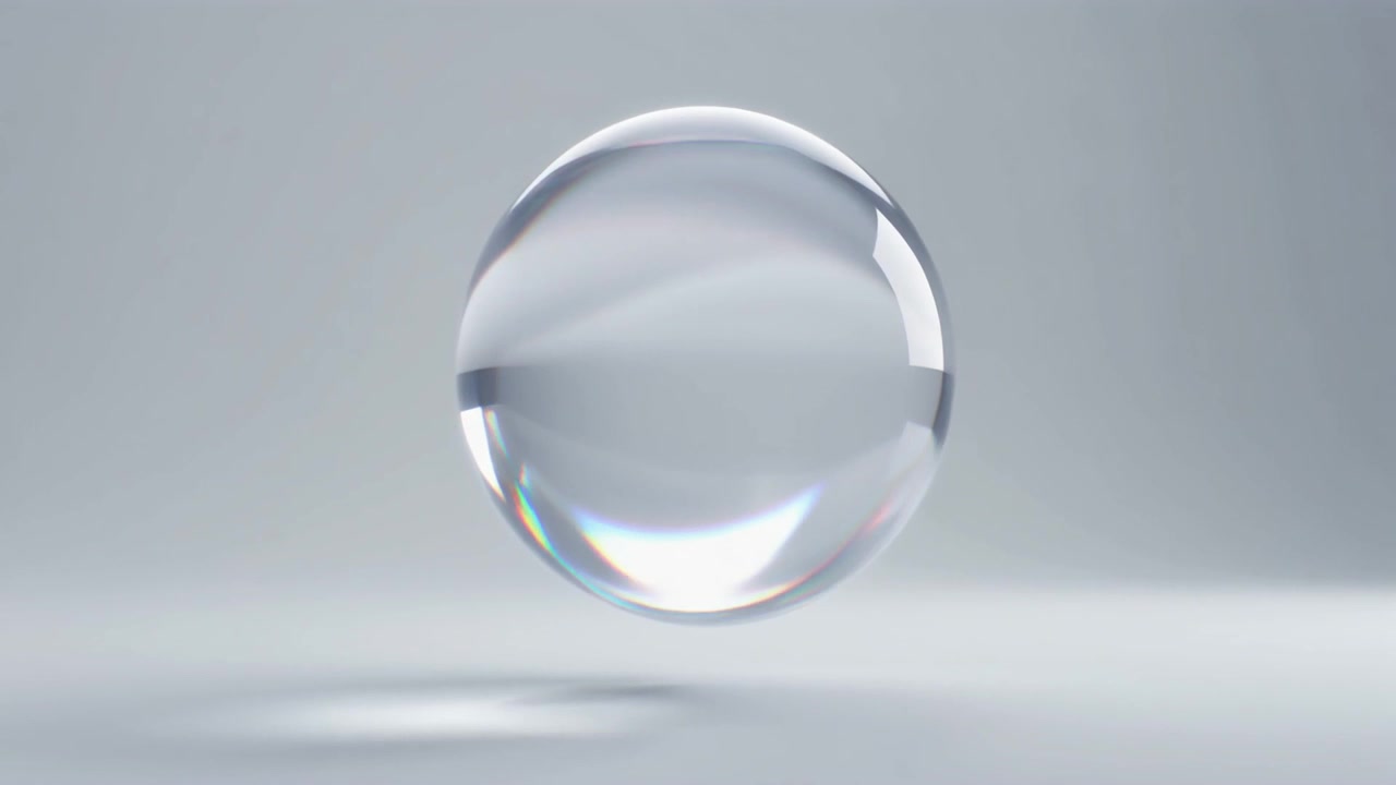 Sfera di vetro trasparente fluttuante su uno sfondo grigio minimalista