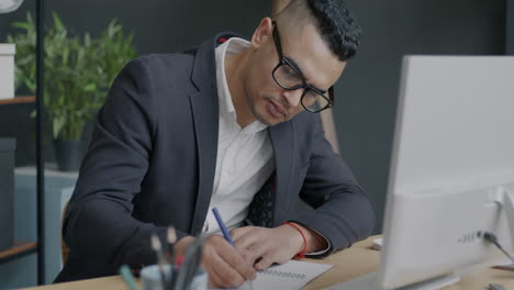 hombre de negocios trabajando en su escritorio