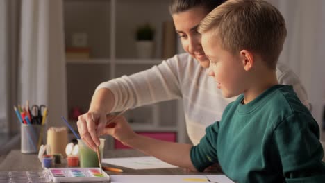 Asiatische-Mutter-Und-Kleiner-Sohn-Zeichnen-Und-Malen-Mit-Buntstiften.-Asiatische-Mutter-Und-Kleiner-Sohn-Zeichnen-Und-Malen-Mit-Buntstiften.-Frau-Und-Kleiner-Junge-Malen-Gerne-Gemeinsam-Mit-Buntstiften-Auf-Papier.