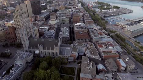 mirando hacia una ciudad cerca de un río durante la puesta de sol aérea, montreal