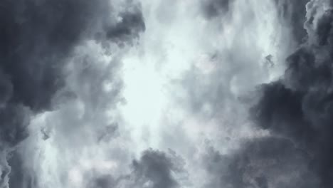 tormenta, relámpagos en nubes oscuras