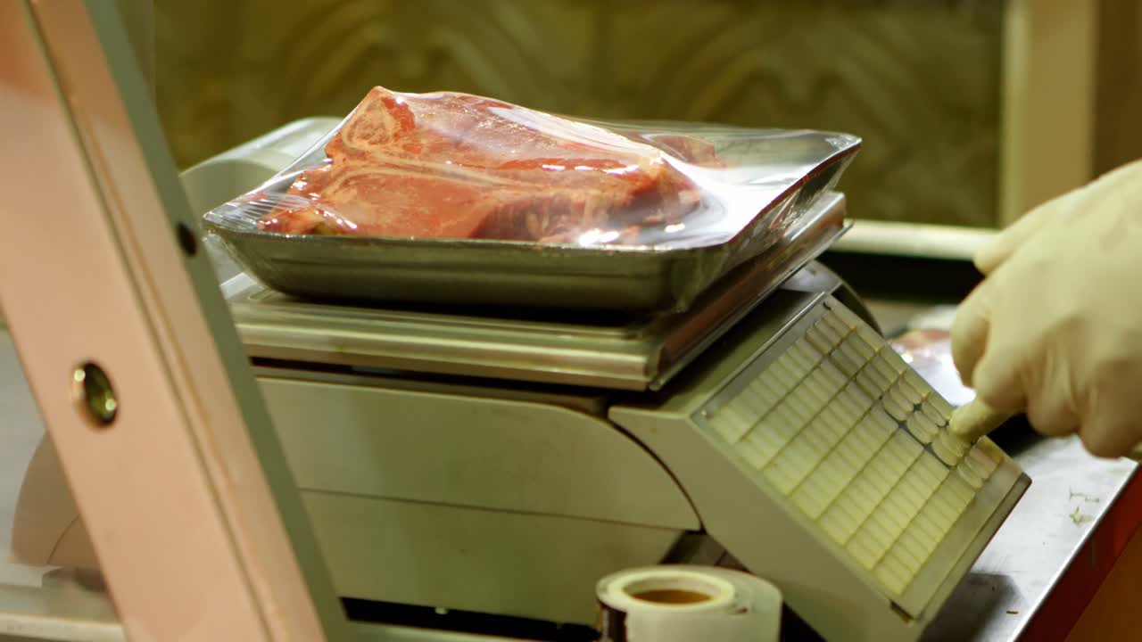 carnicero pesando la carne en la carnicería 4k