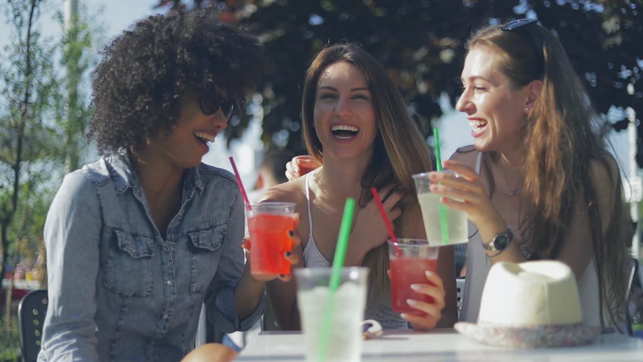 amigos alegres disfrutando de bebidas