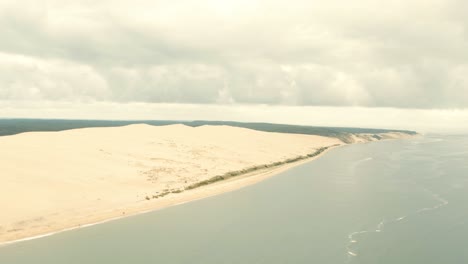 Aerial-shot-along-the-coast-of-Dune-du-Pilat