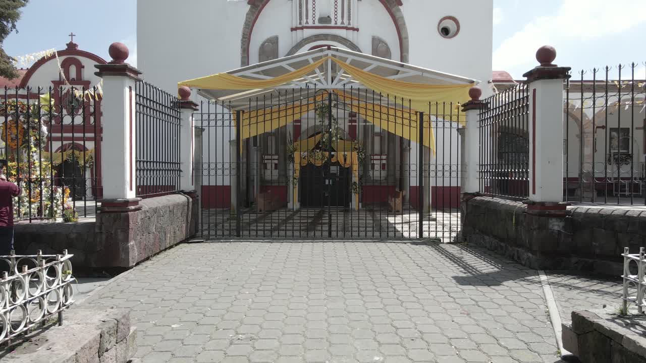 vista frontal aérea de la puerta de la iglesia de piedra en jalisco méxico