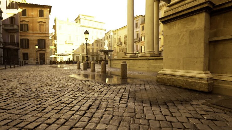 Scena tranquilla di prima mattina con intricata lavorazione in pietra e luce solare.