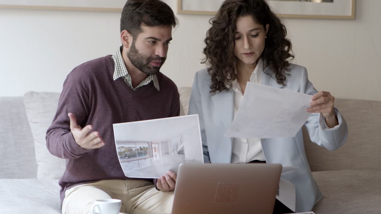 jóvenes seguros de sí mismos mostrando un ejemplo interior durante la videollamada