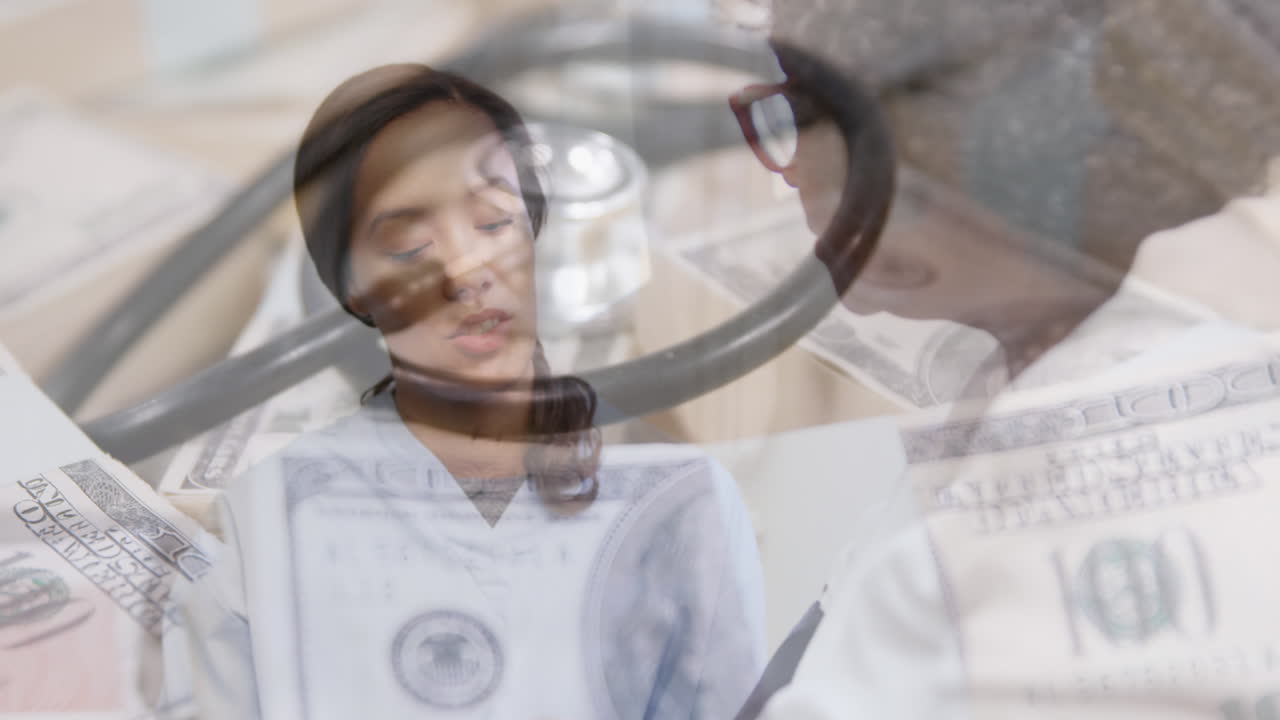 스테토스코프와 미국 달러 지폐의 애니메이션 여성 의사와 고위 여성이 이야기하고 있습니다.