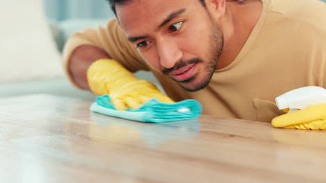primer plano de un hombre desinfectando una superficie