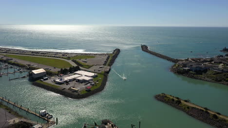 Boot-Unterwegs-über-Den-Hafen-Von-Brookings-In-Der-Nähe-Von-Harbour-Kite-Field-Während-Des-Sonnenuntergangs-In-Oregon