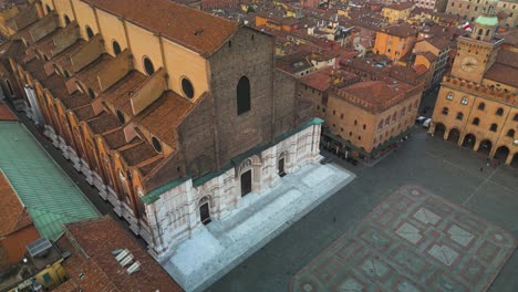 Vista-Aérea-Fija-De-La-Basílica-De-San-Petronio-En-Piazza-Maggiore,-Bolonia,-Italia