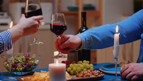 cerca de brindar con vino