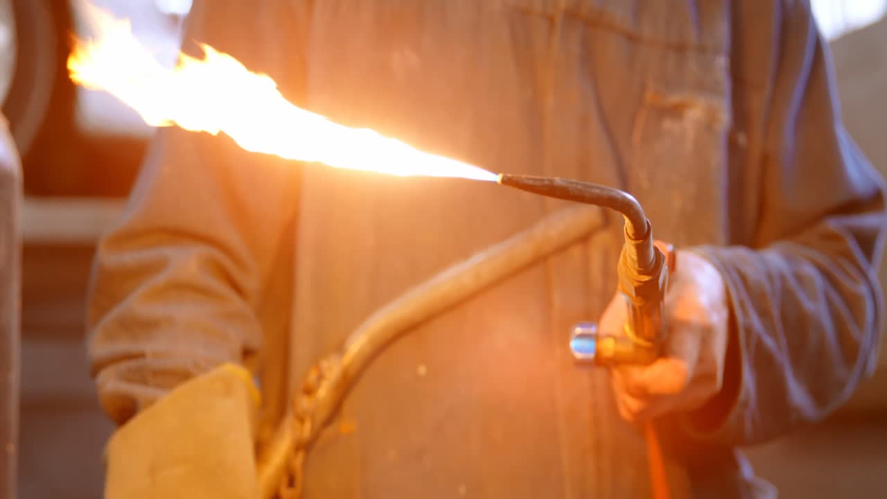 Mechanic lighting wielding torch 4k