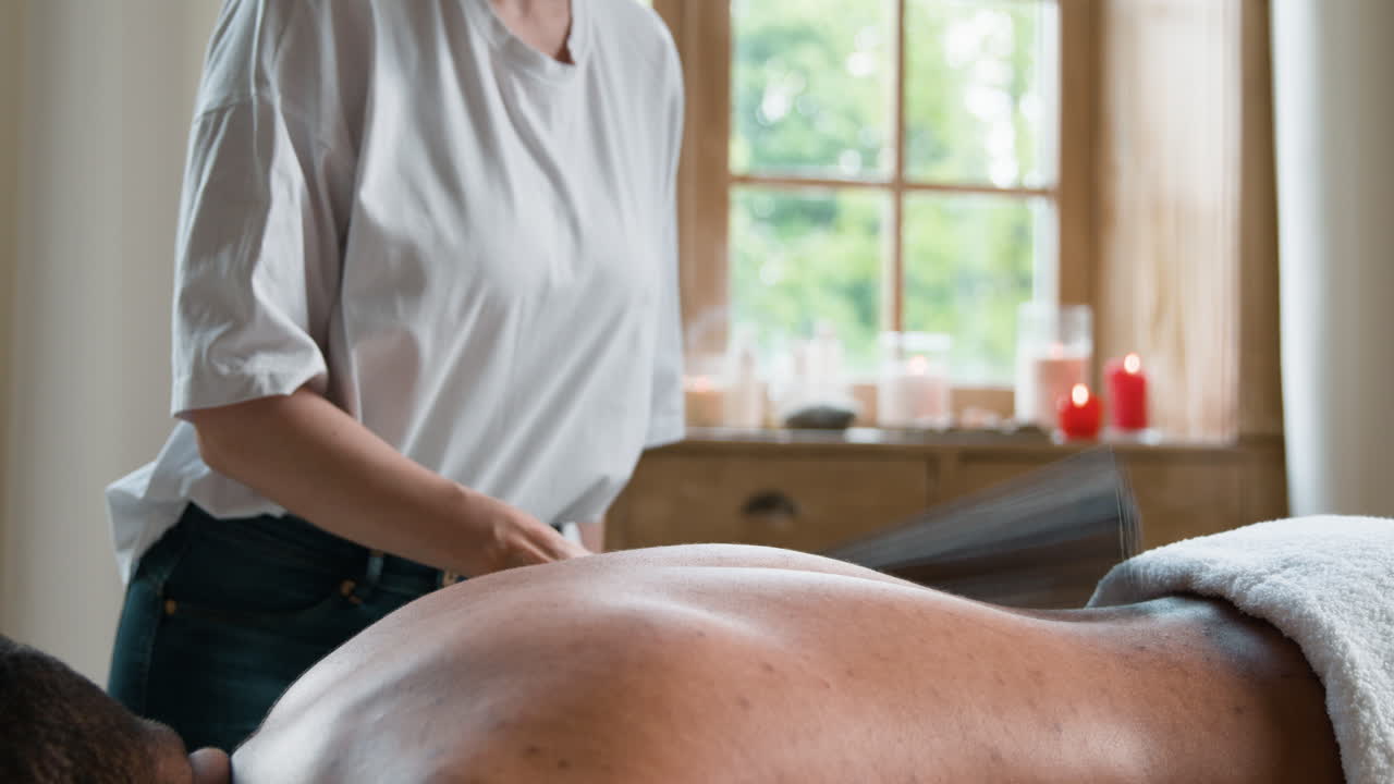 바닥 위 에 거꾸로 누워 있는 남자