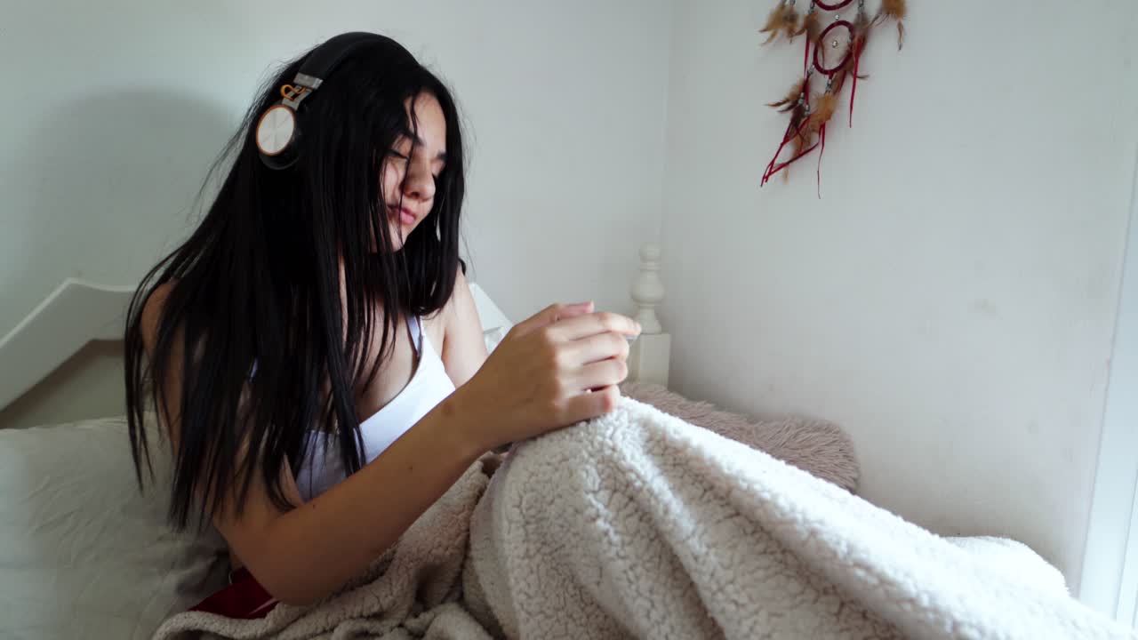 소녀 는 헤드폰 으로 음악 을 듣고 있다