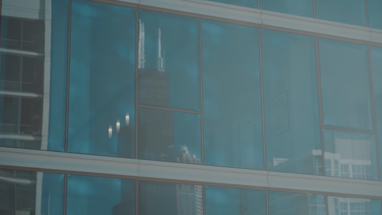 torre willis reflejada en gran altura