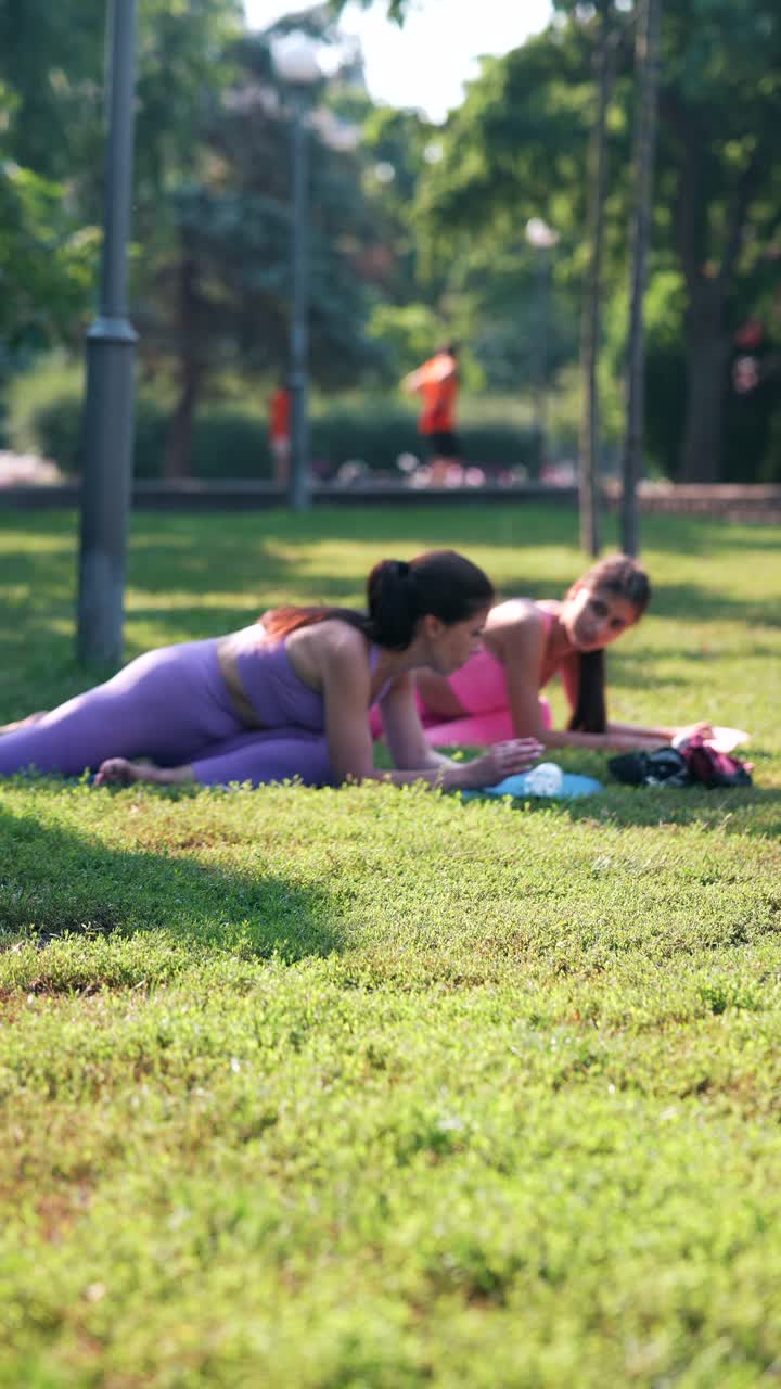 mujeres practicando yoga en un parque