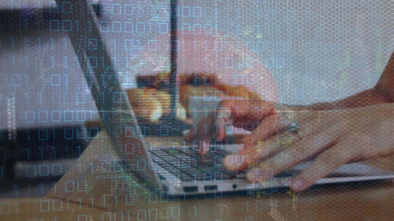 animación del globo y procesamiento de datos sobre las manos de la mujer en el escritorio usando una computadora portátil