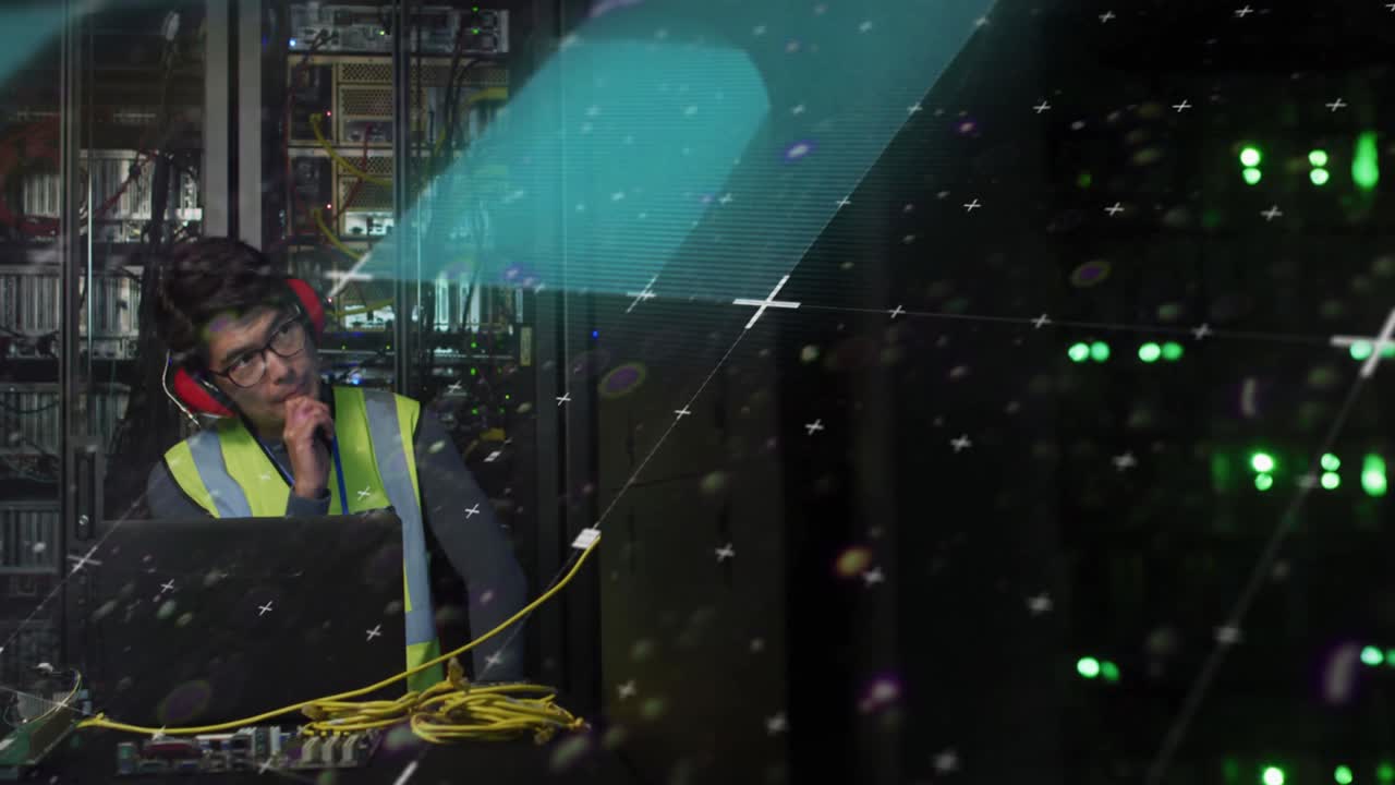 animación del procesamiento de estadísticas sobre un ingeniero informático asiático con una computadora portátil por un servidor informático