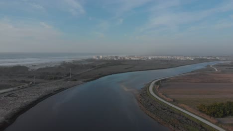 海洋和農田旁邊美麗的河流的空中景色