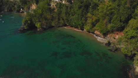 Vista-Aérea-De-Una-Playa-Costera-Aislada-En-La-Costa-Norte-De-Trinidad-Y-Tobago-Ubicada-En-El-Caribe