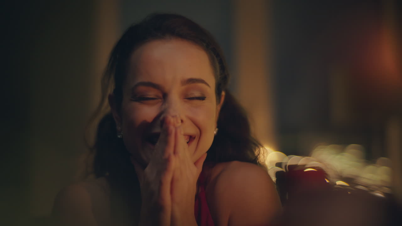 mujer emocionada reaccionando anillo de compromiso en atmósfera romántica casa de primer plano