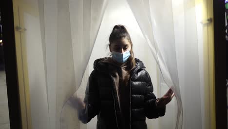 mujer con máscara en una puerta protectora