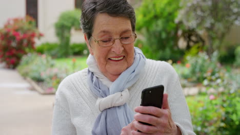 Ältere-Frau-Mit-Smartphone-Für-Online