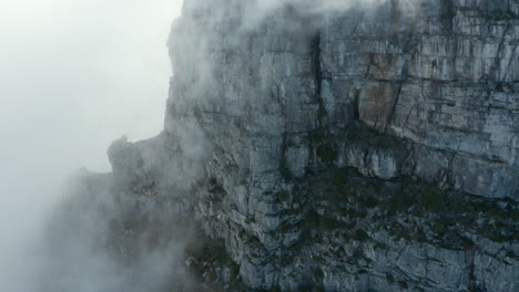 Tafelbergwolken-Ziehen-Ein