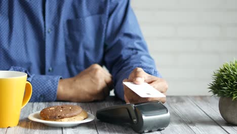 pagar con tarjeta de crédito en un café