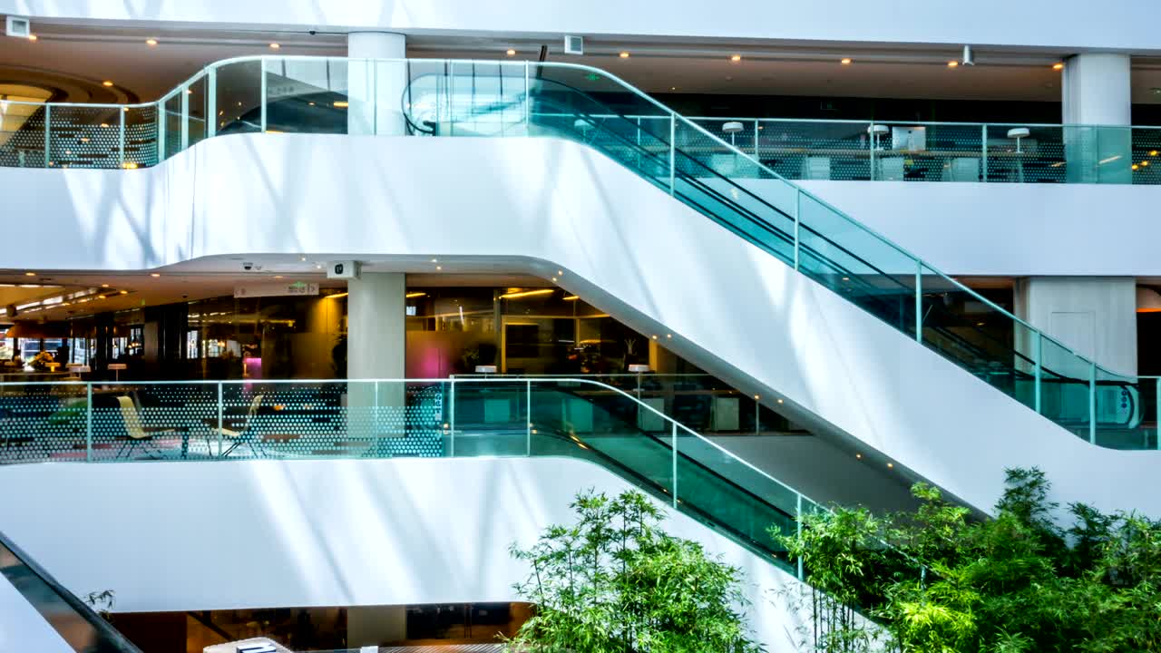 사무실 건물 위를 지나가는 그림자의 시간 경과