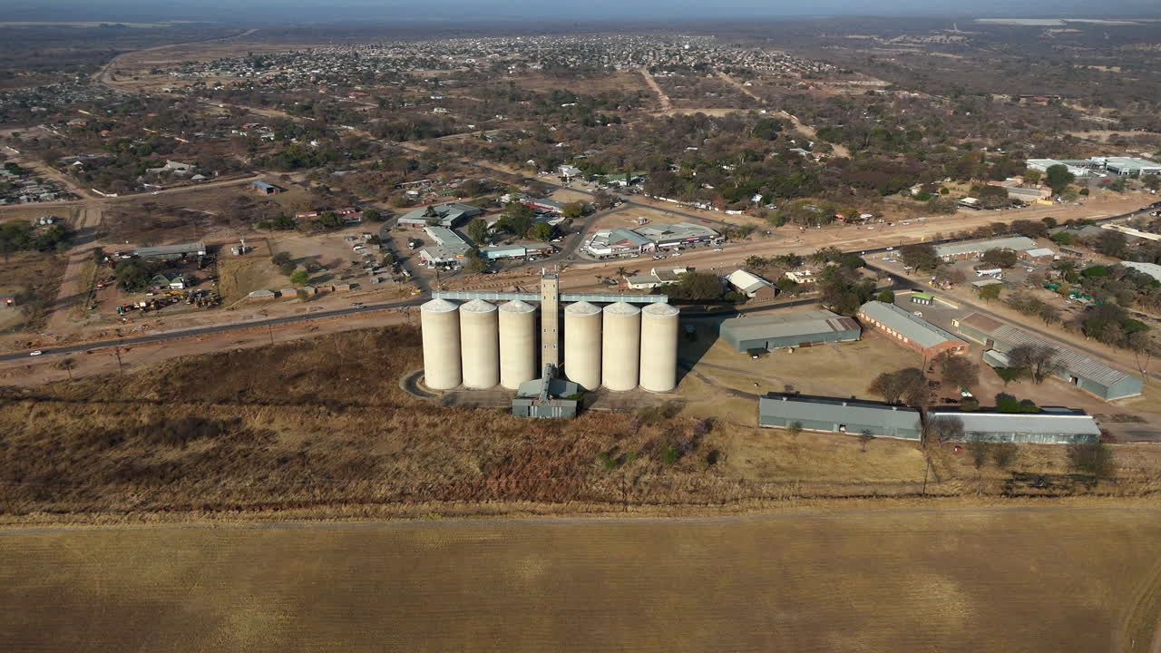 vista estática de drones de alto ángulo de silos cilíndricos en un paisaje afectado por la sequía