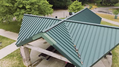 Wegfahren-Vom-Pavillon-In-Einem-örtlichen-Park