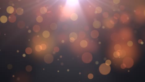 volar un gran bokeh redondo con rayos de sol en el fondo oscuro