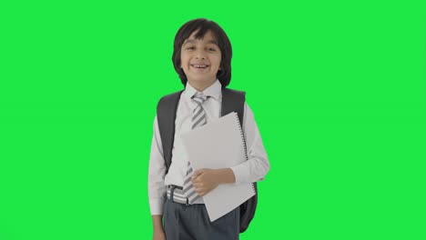 niño de la escuela indio de pie con libros pantalla verde