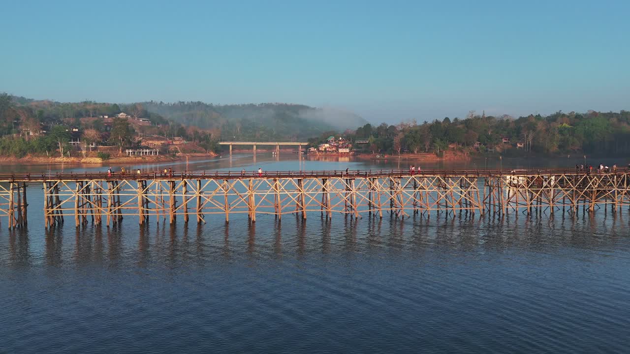 acercarse al puente mon en songklaburi, tailandia, un punto de referencia icónico y hermoso