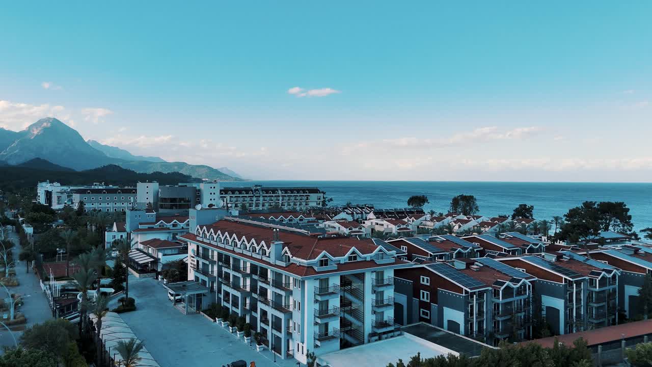 vista de avión no tripulado de la ciudad de kemer de antalya, ciudad turística en la costa mediterránea de turquía