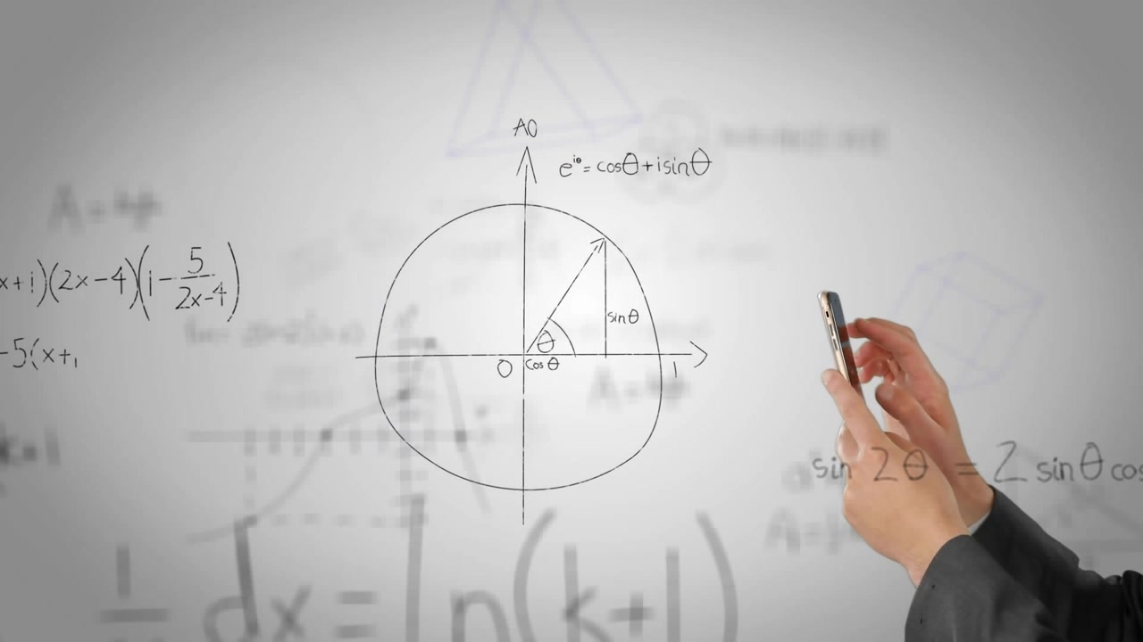 Animazione di formule matematiche su uomo d'affari caucasico che usa lo smartphone su sfondo bianco.
