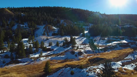 Imágenes-Aéreas-De-Montañas-Cubiertas-De-Nieve-Cerca-De-La-Ciudad-Central-De-Colorado