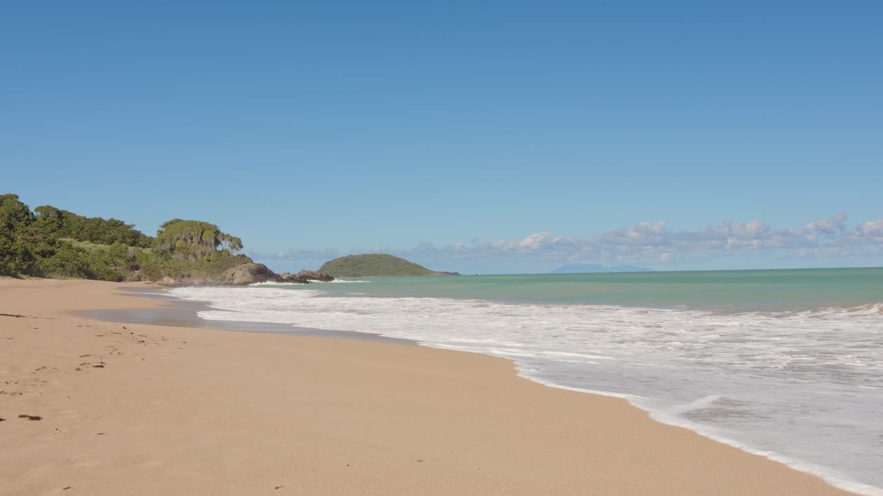 이국적인 바다 해안선에 있는 모래 해변, 정적 시각