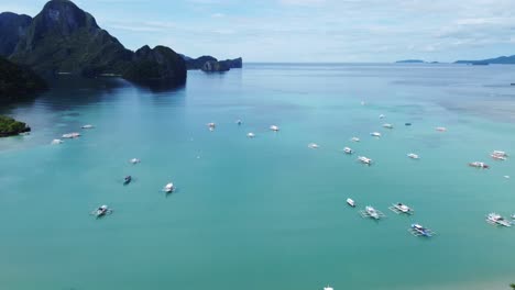 Traditionelle-Philippinische-Auslegertourboote-Vor-Anker-Am-Strand-Von-El-Nido,-Bacuit-Bay-–-Philippinen