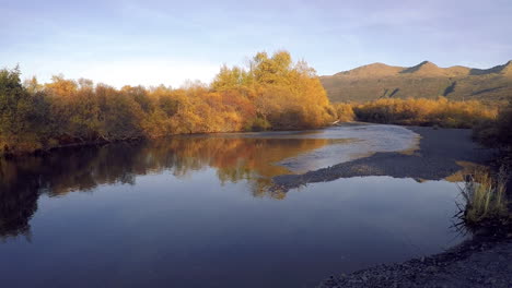 Una-Toma-Panorámica-De-Los-Colores-Del-Otoño-A-Lo-Largo-De-Un-Río-Salmón-En-La-Isla-De-Kodiak,-Alaska